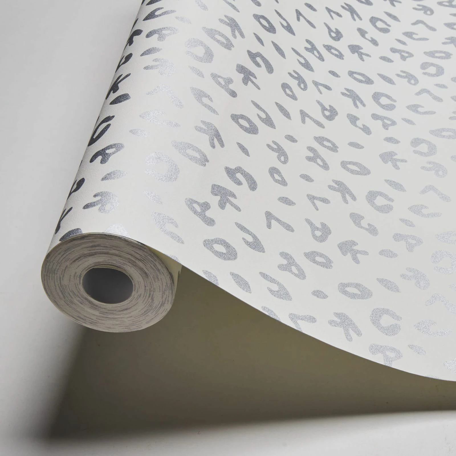 Karl Lagerfeld Designer Vliestapete Buchstabendesign 4 Karl Lagerfeld Designer Vliestapete Buchstabendesign – Bild 2