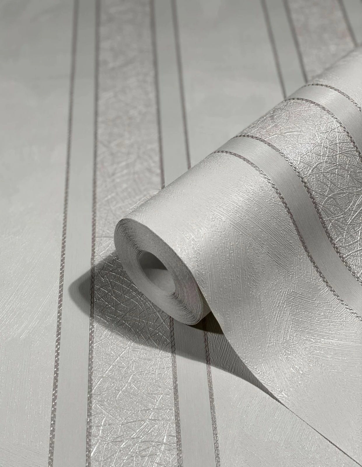 Vliestapete Ivy Streifenmuster Grau 82285 Novamur 4 Vliestapete Ivy Streifenmuster Grau 82285 Novamur – Bild 2