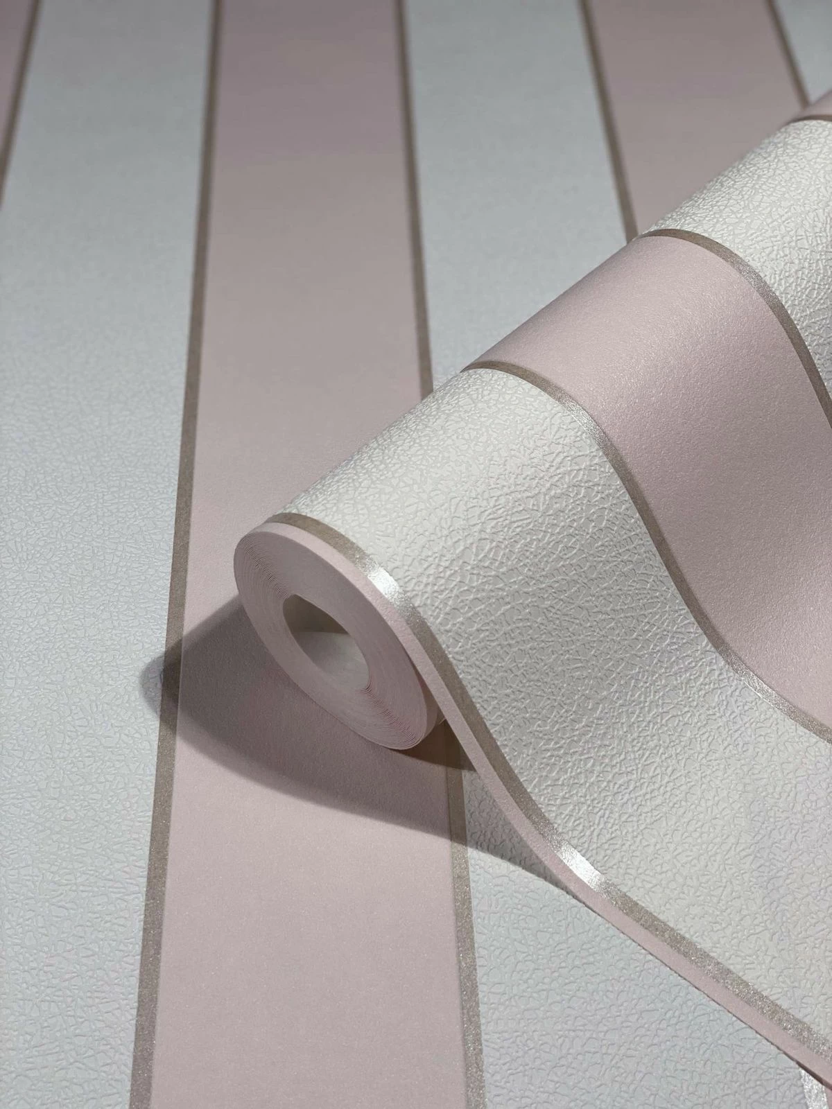 Vliestapete Ivy Streifenmuster Weiß Rosa 82305 Novamur 4 Vliestapete Ivy Streifenmuster Weiß Rosa 82305 Novamur – Bild 2